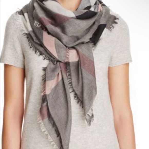 Burberry
Relaxed Mega Check Square Scarf 55” x 55 frayed edges - Picture 3 of 13